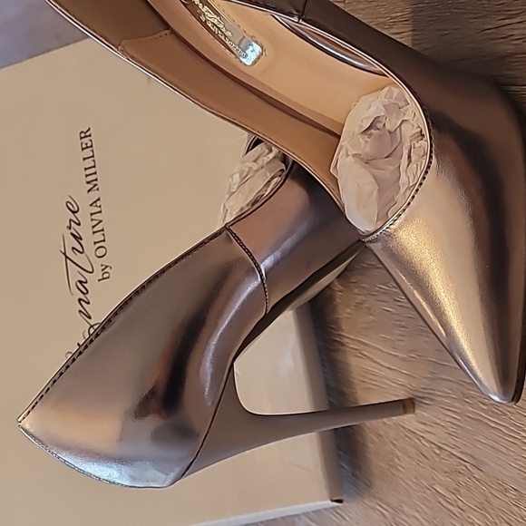 Signature by Olivia Miller silver heels5+. Size 7.5. Perfect for the Holidays. - Picture 4 of 14